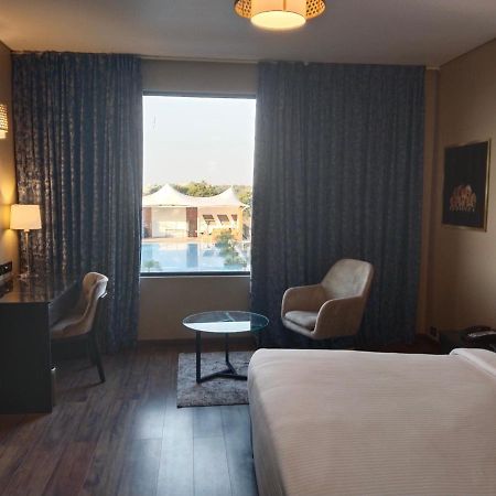 Essentia Luxury Hotel Indore Exteriör bild