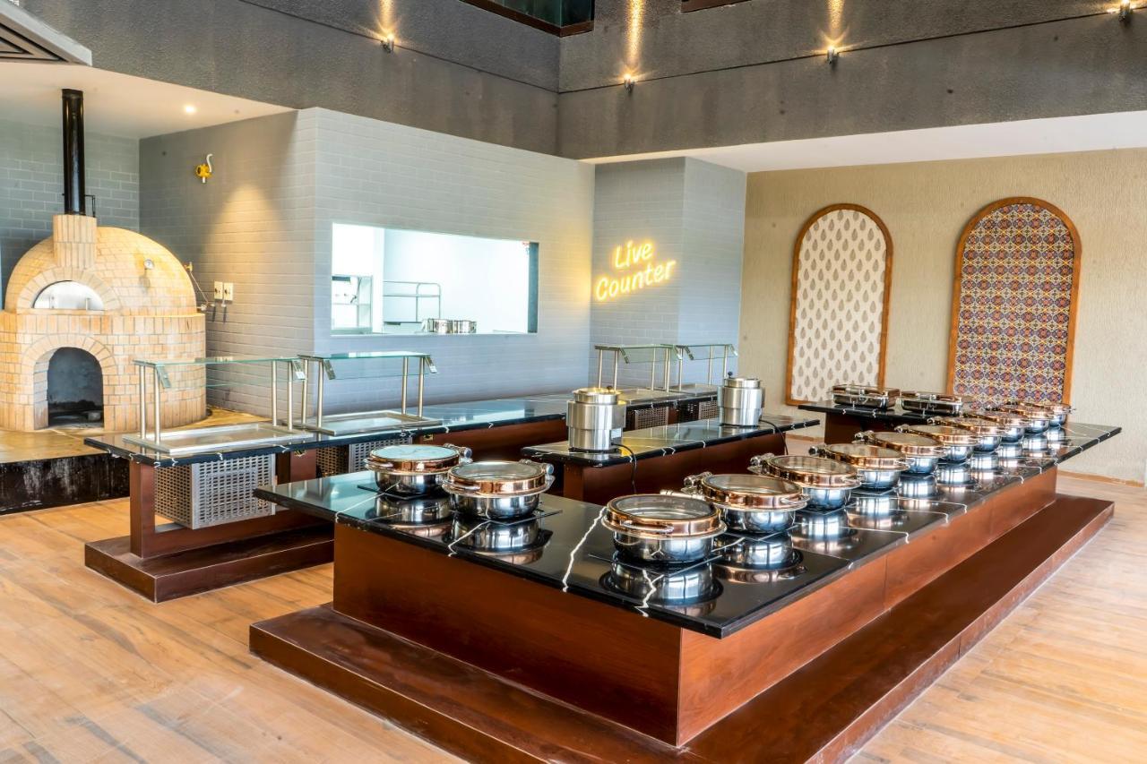 Essentia Luxury Hotel Indore Exteriör bild