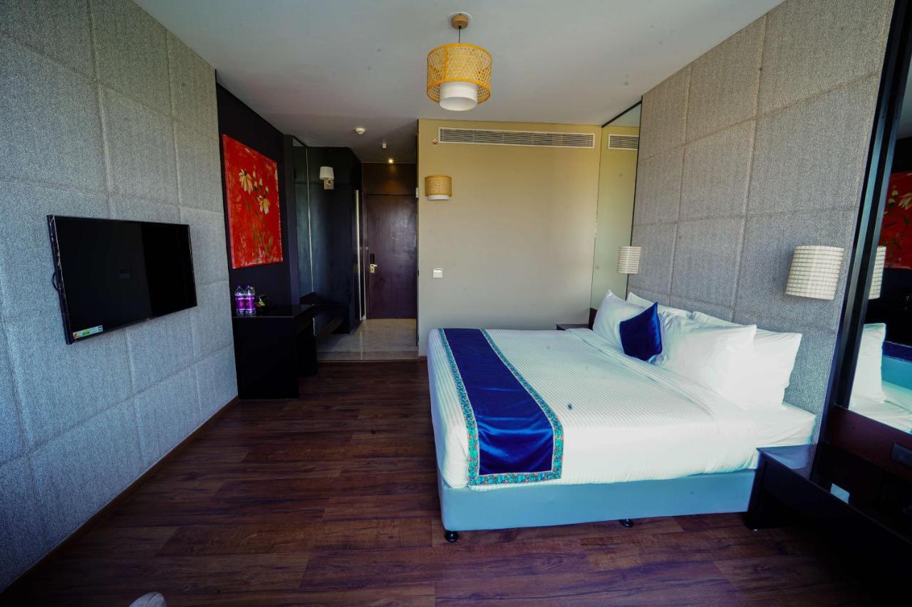 Essentia Luxury Hotel Indore Exteriör bild
