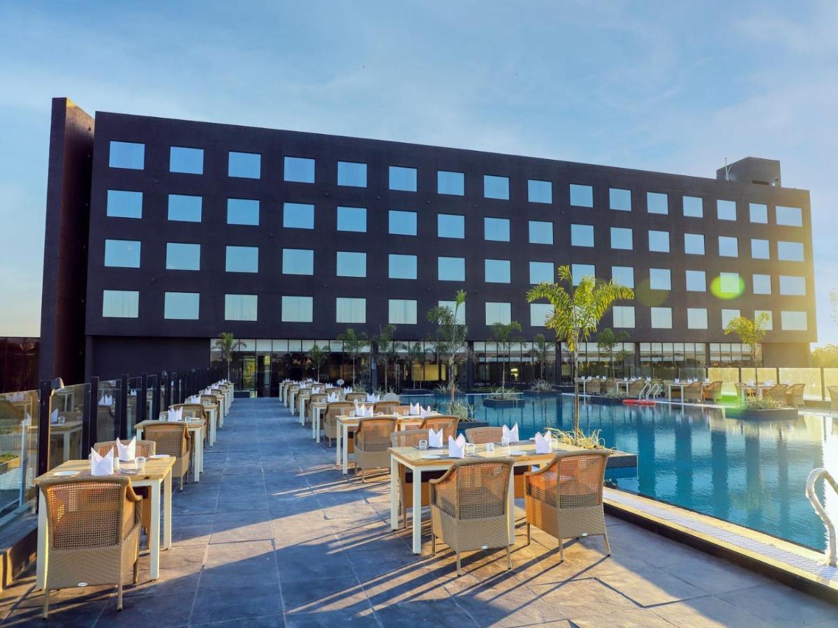 Essentia Luxury Hotel Indore Exteriör bild
