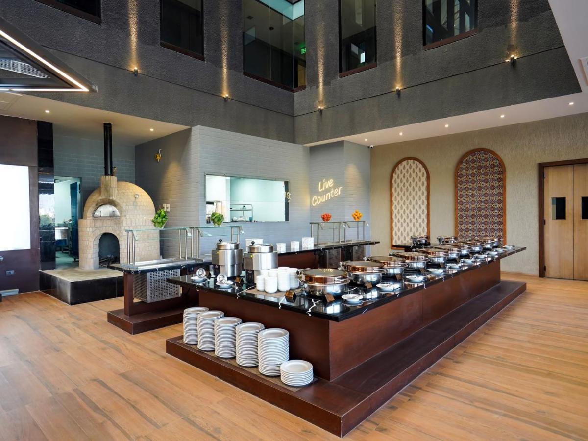 Essentia Luxury Hotel Indore Exteriör bild