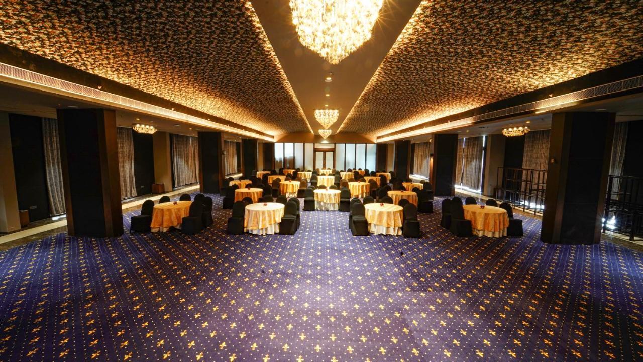 Essentia Luxury Hotel Indore Exteriör bild