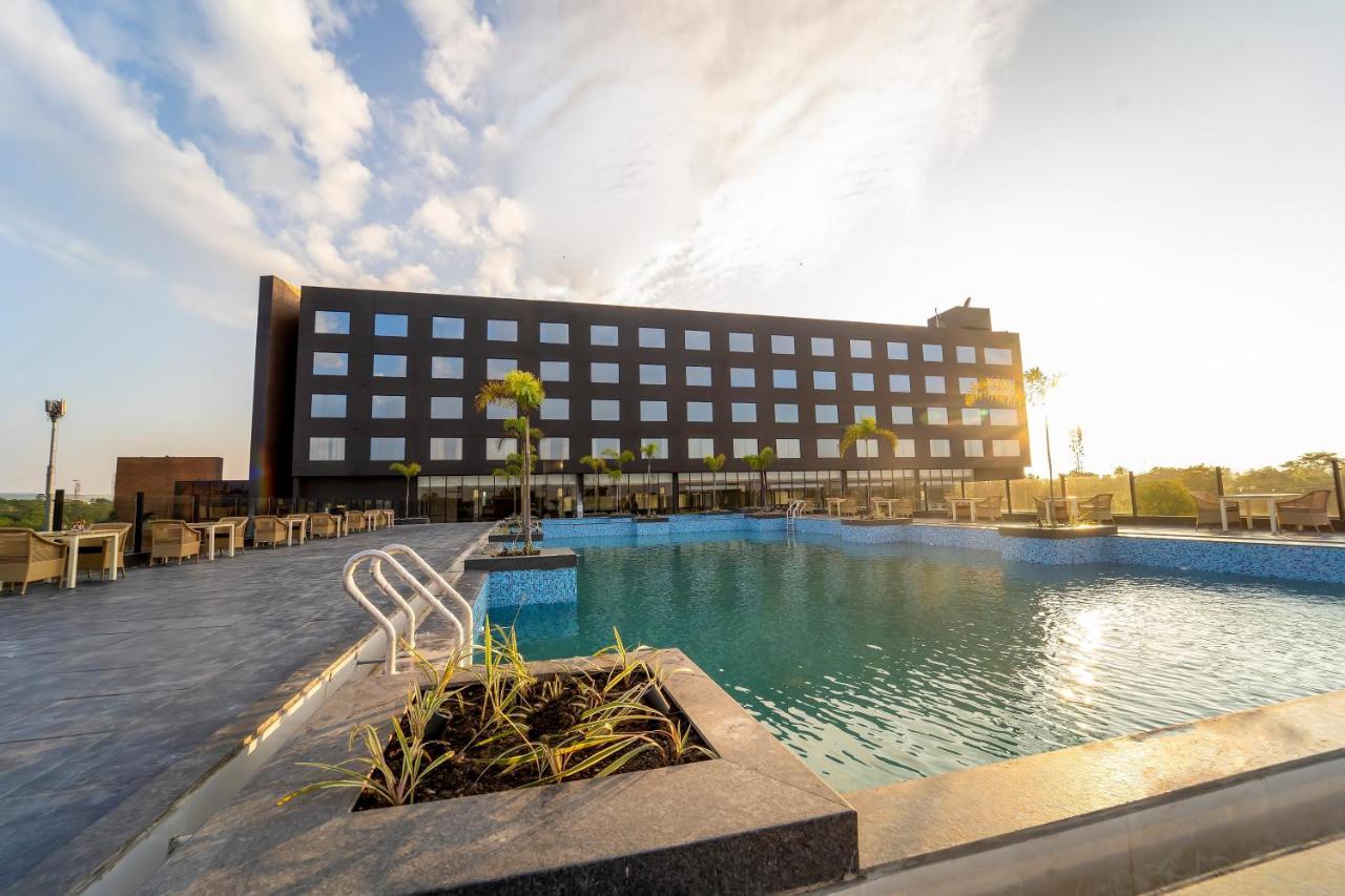 Essentia Luxury Hotel Indore Exteriör bild