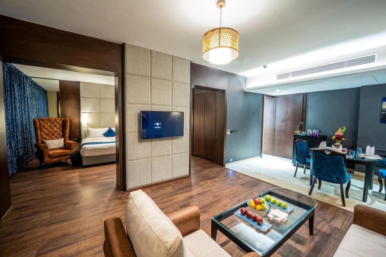Essentia Luxury Hotel Indore Exteriör bild