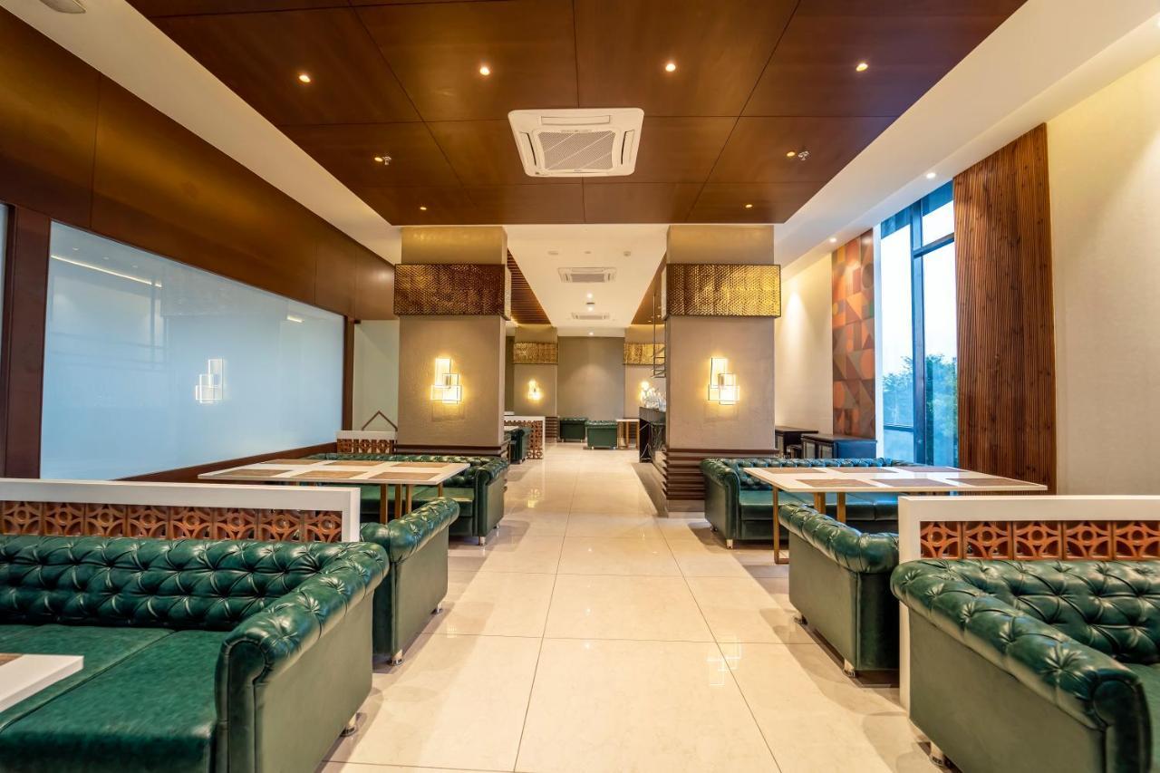Essentia Luxury Hotel Indore Exteriör bild