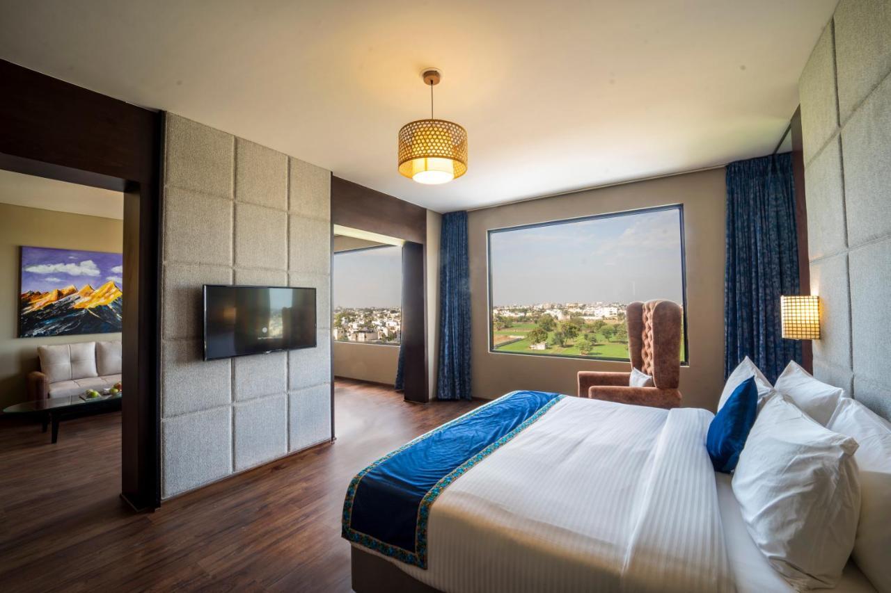 Essentia Luxury Hotel Indore Exteriör bild