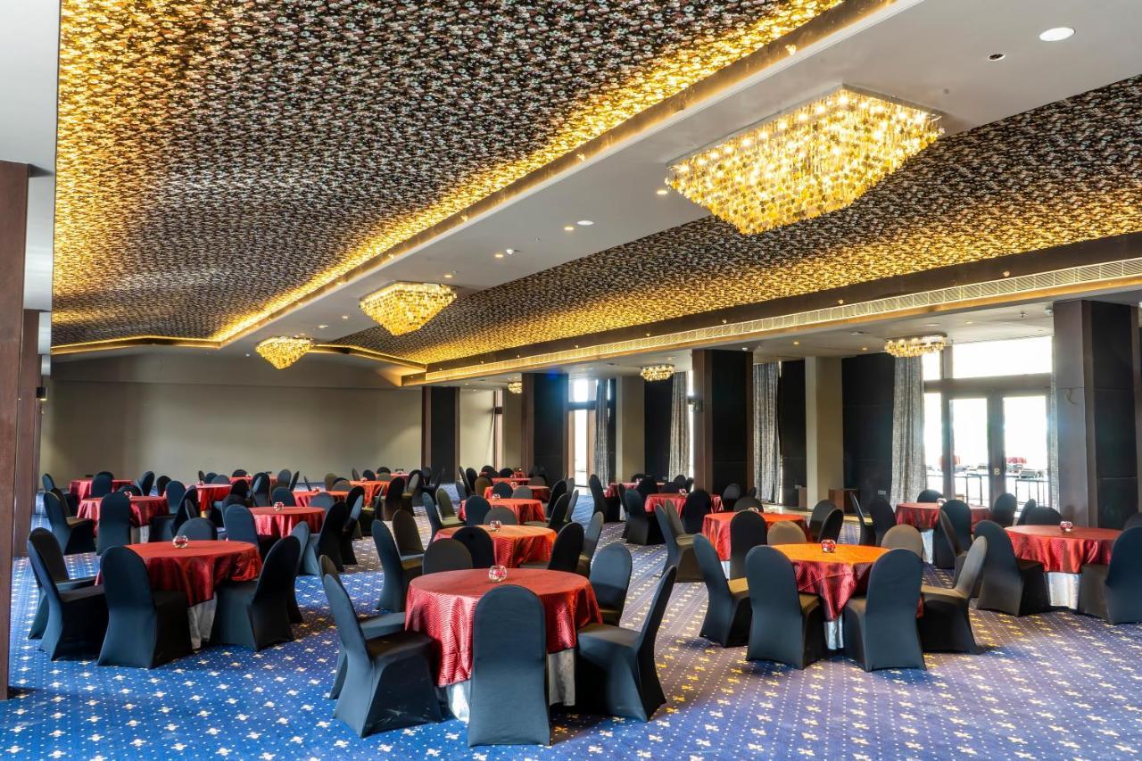 Essentia Luxury Hotel Indore Exteriör bild