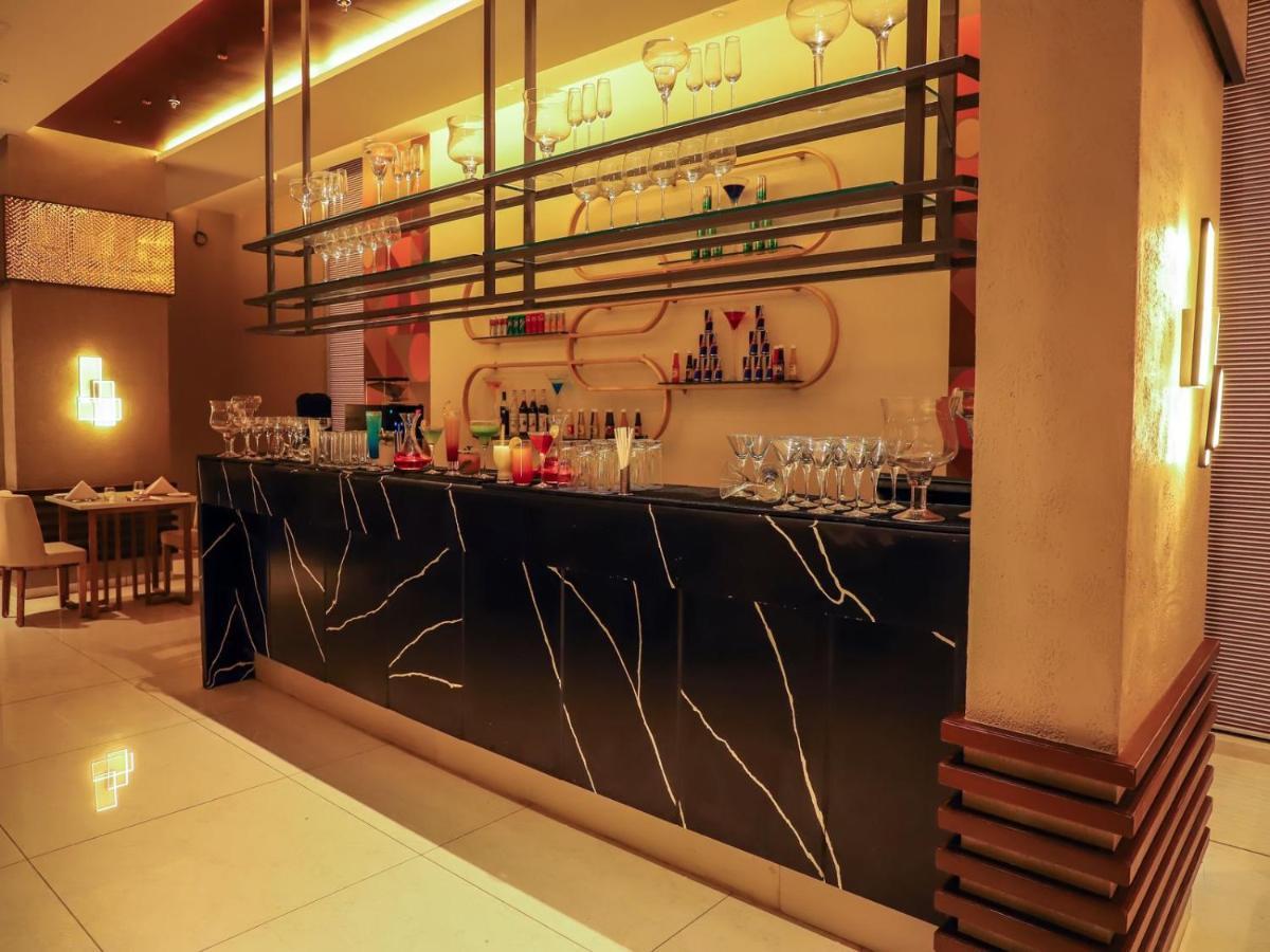 Essentia Luxury Hotel Indore Exteriör bild