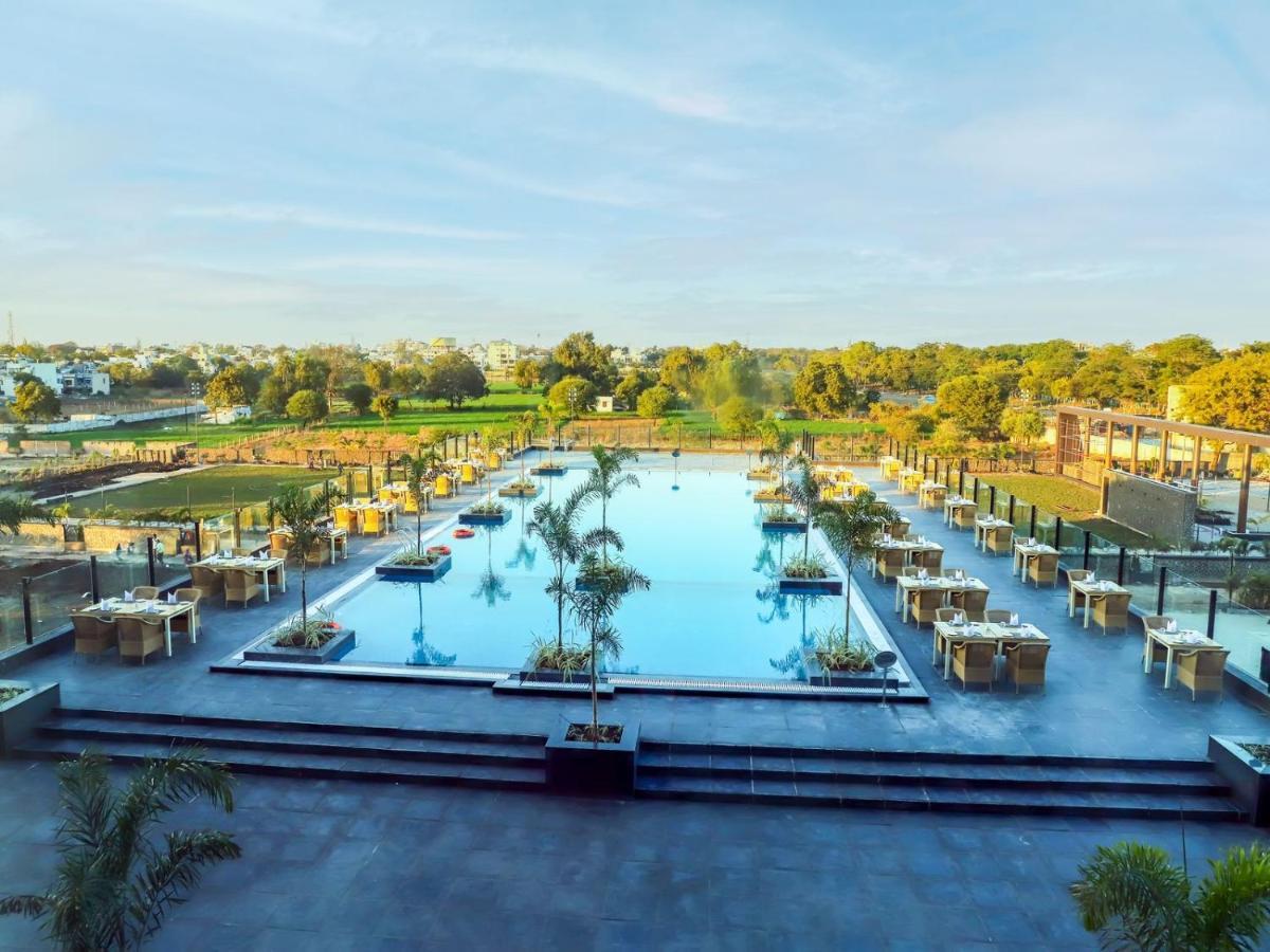 Essentia Luxury Hotel Indore Exteriör bild