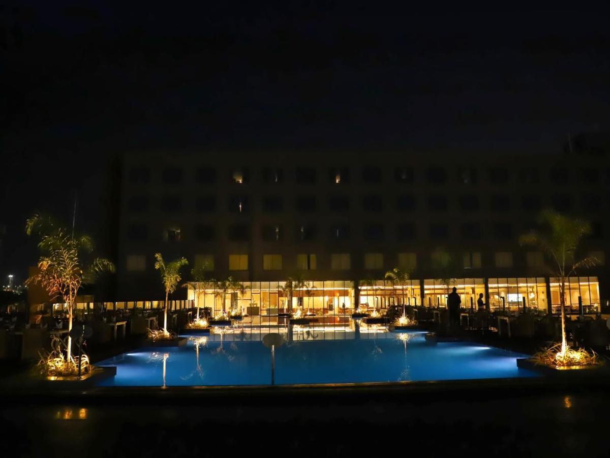 Essentia Luxury Hotel Indore Exteriör bild