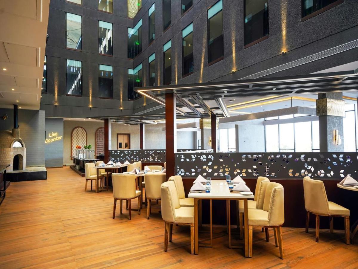 Essentia Luxury Hotel Indore Exteriör bild