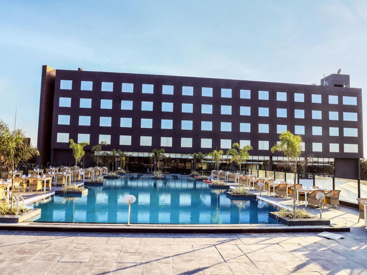 Essentia Luxury Hotel Indore Exteriör bild