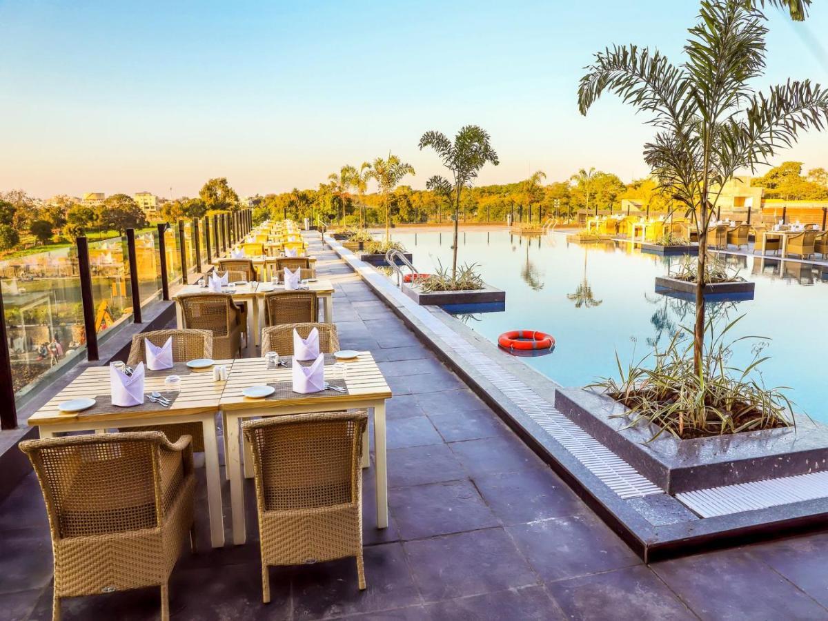 Essentia Luxury Hotel Indore Exteriör bild