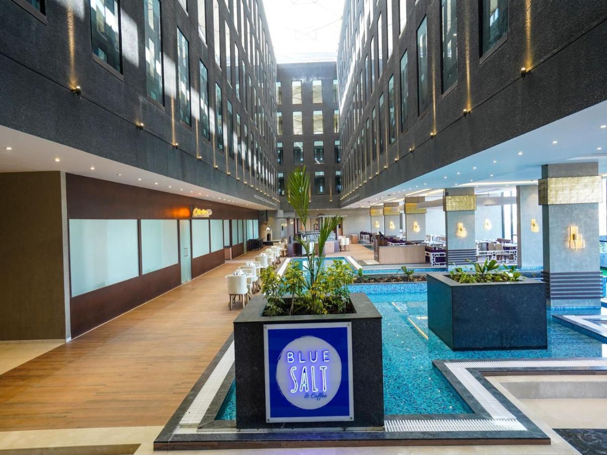 Essentia Luxury Hotel Indore Exteriör bild
