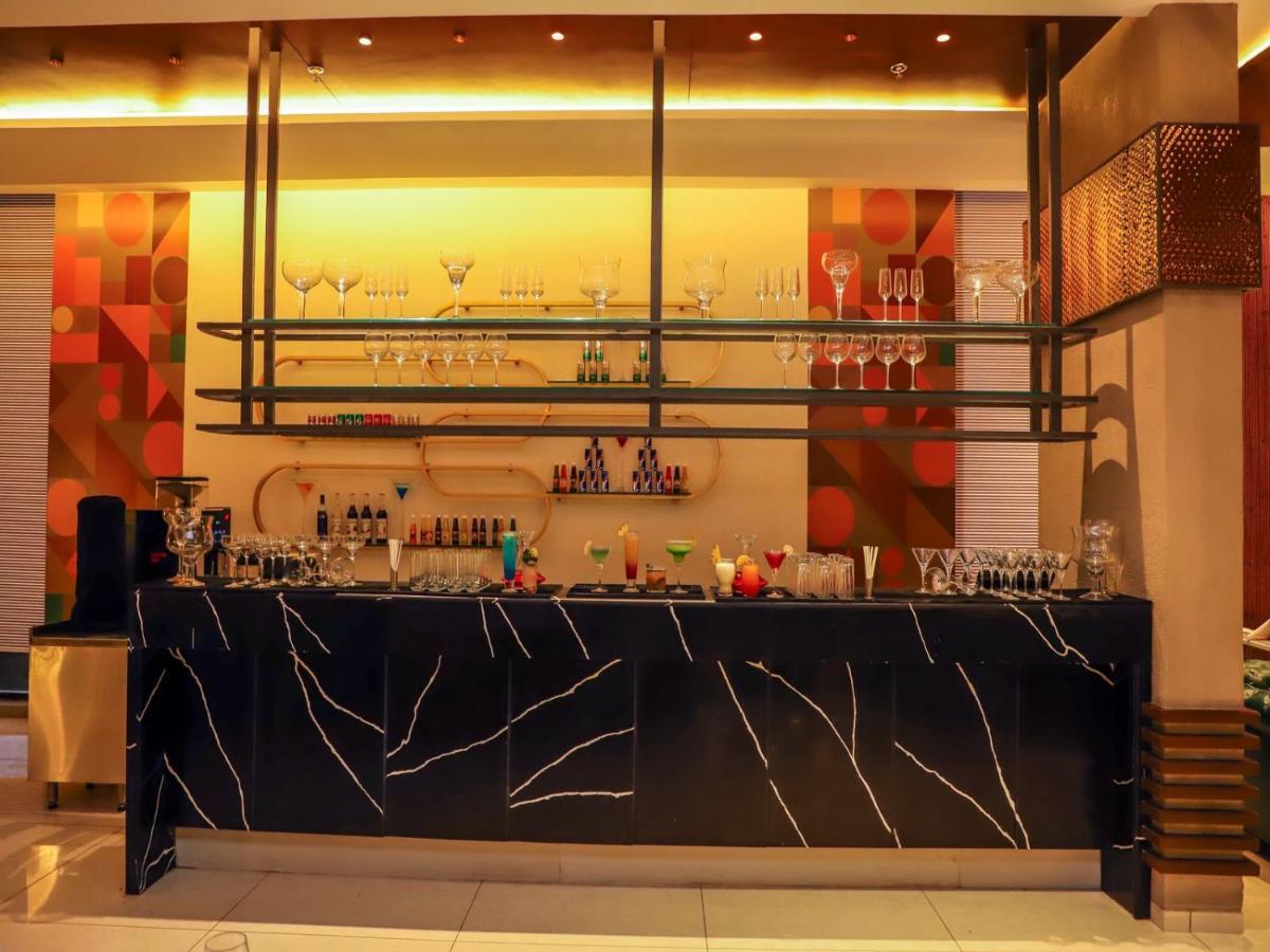 Essentia Luxury Hotel Indore Exteriör bild