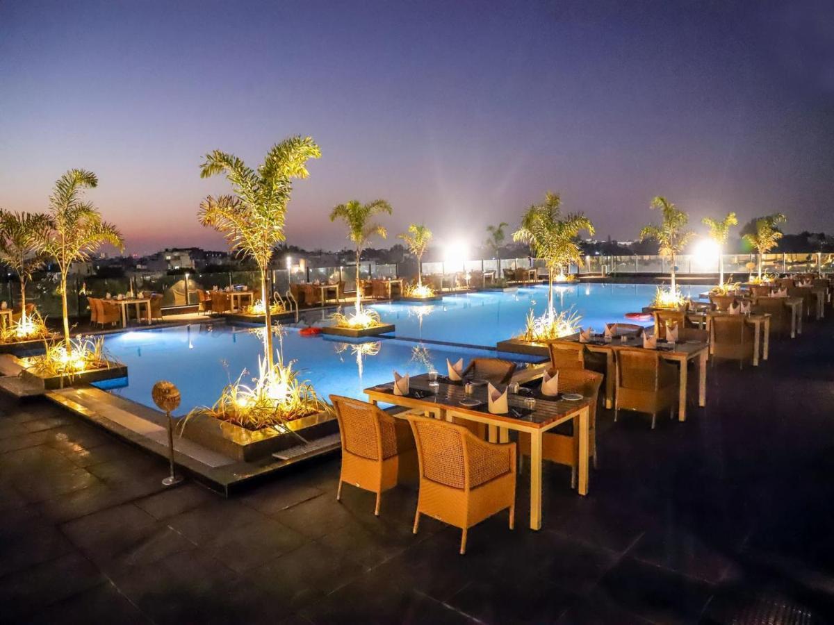 Essentia Luxury Hotel Indore Exteriör bild