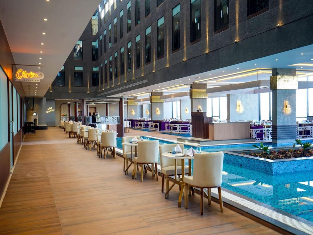 Essentia Luxury Hotel Indore Exteriör bild