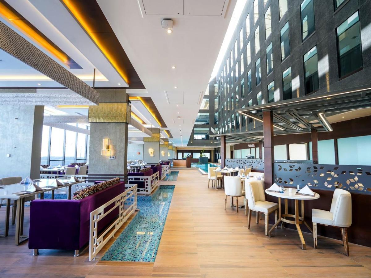 Essentia Luxury Hotel Indore Exteriör bild