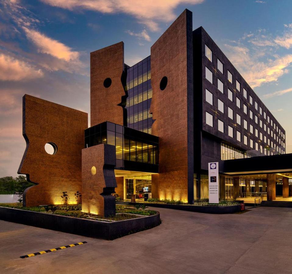 Essentia Luxury Hotel Indore Exteriör bild