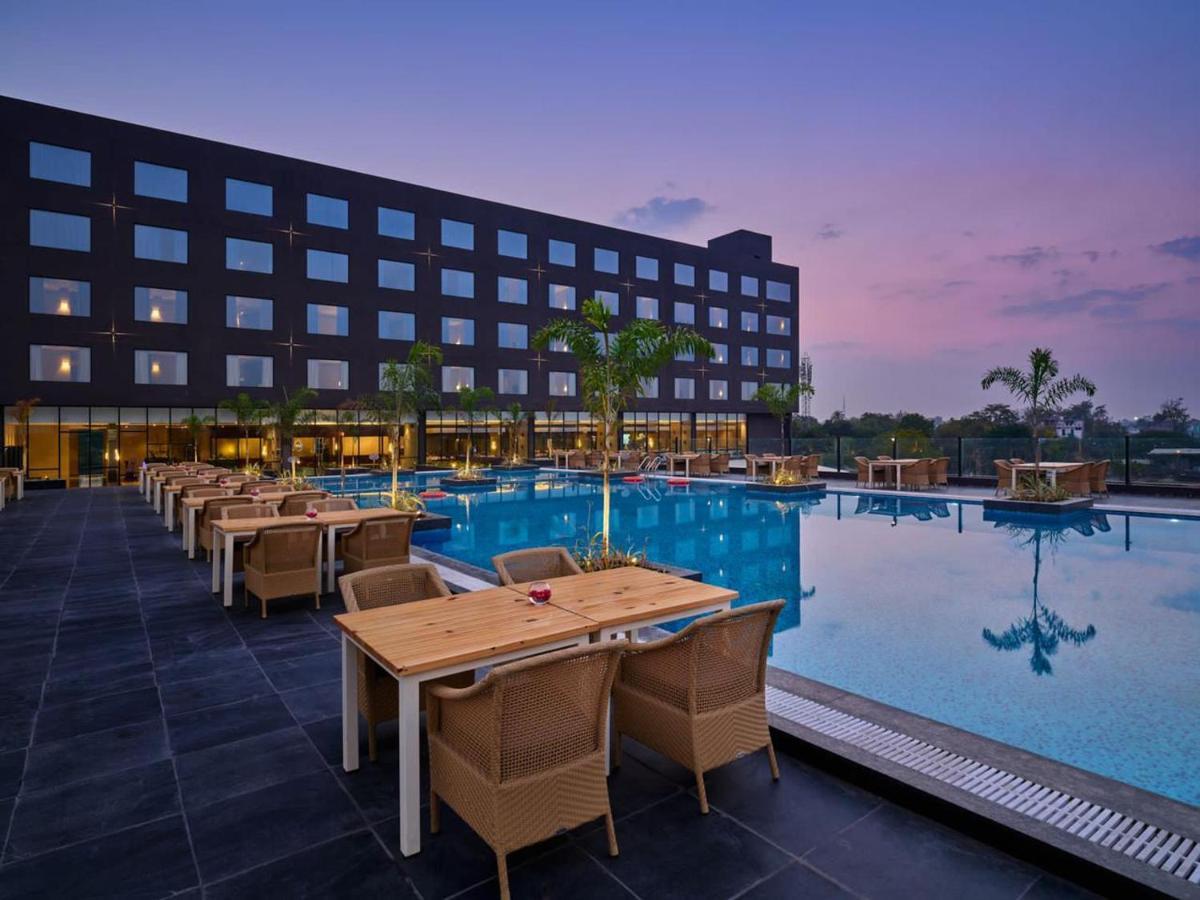 Essentia Luxury Hotel Indore Exteriör bild