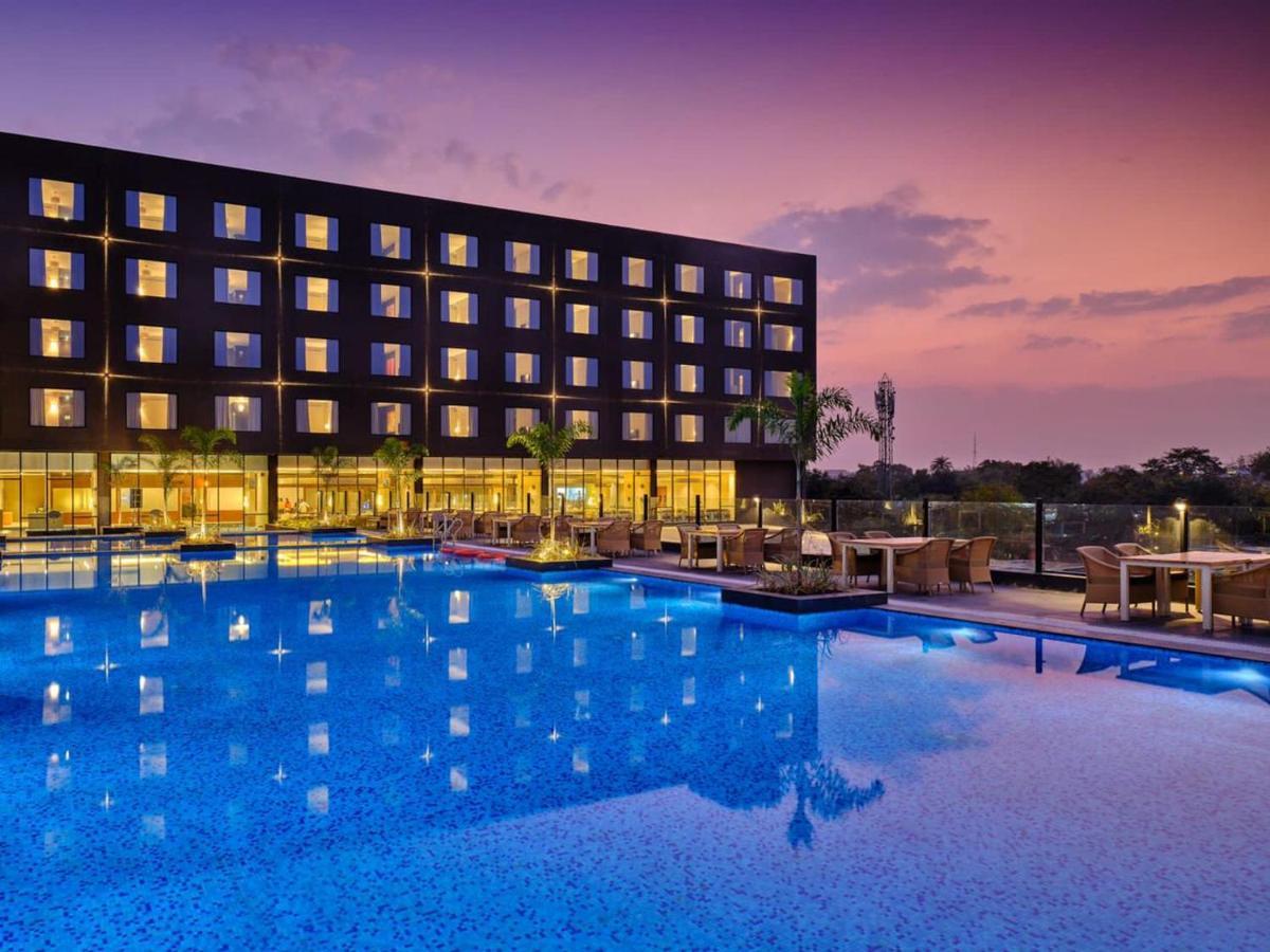 Essentia Luxury Hotel Indore Exteriör bild