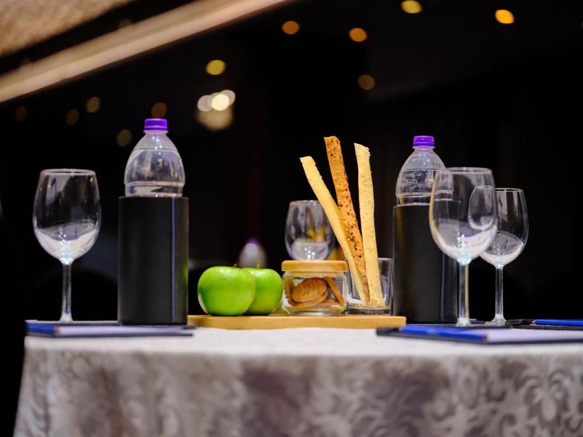 Essentia Luxury Hotel Indore Exteriör bild