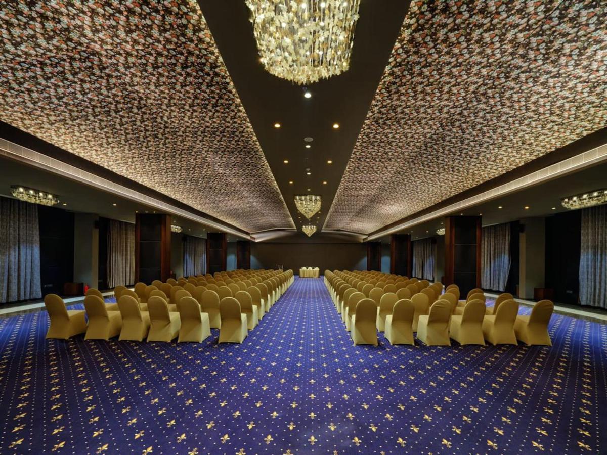 Essentia Luxury Hotel Indore Exteriör bild