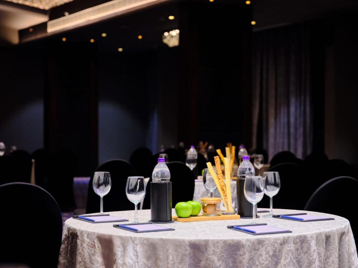 Essentia Luxury Hotel Indore Exteriör bild
