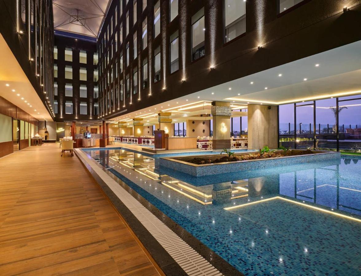 Essentia Luxury Hotel Indore Exteriör bild