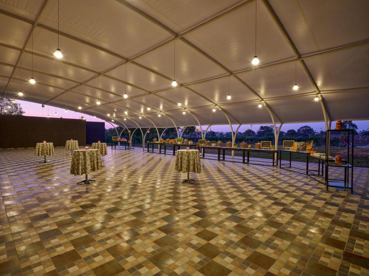 Essentia Luxury Hotel Indore Exteriör bild