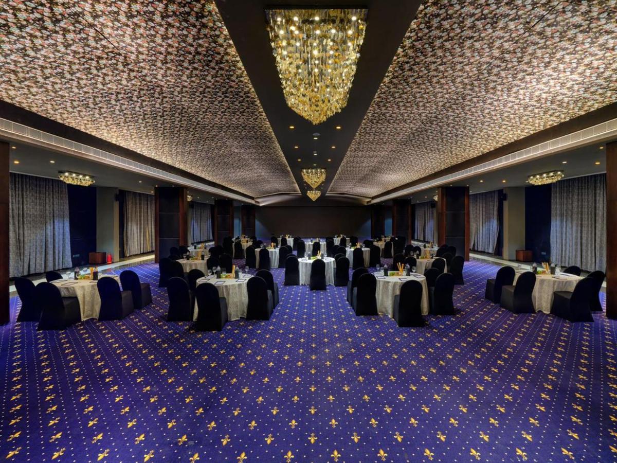 Essentia Luxury Hotel Indore Exteriör bild