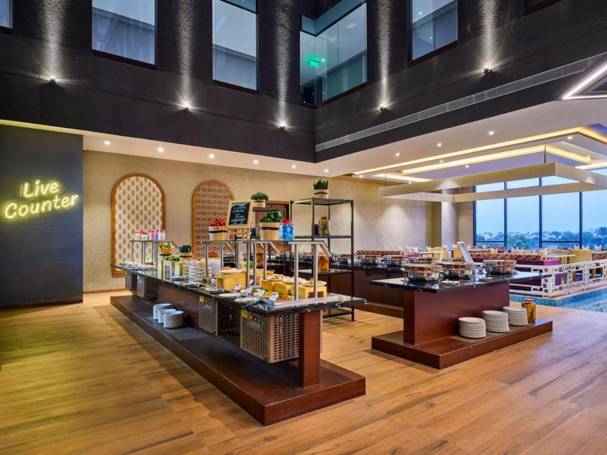 Essentia Luxury Hotel Indore Exteriör bild