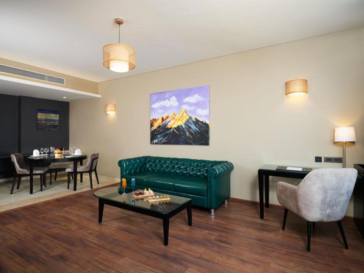 Essentia Luxury Hotel Indore Exteriör bild