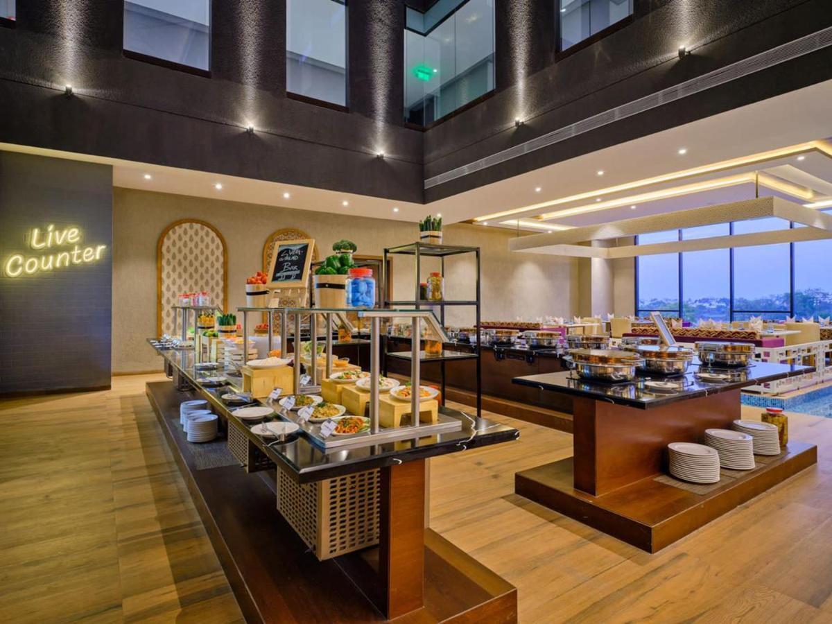 Essentia Luxury Hotel Indore Exteriör bild