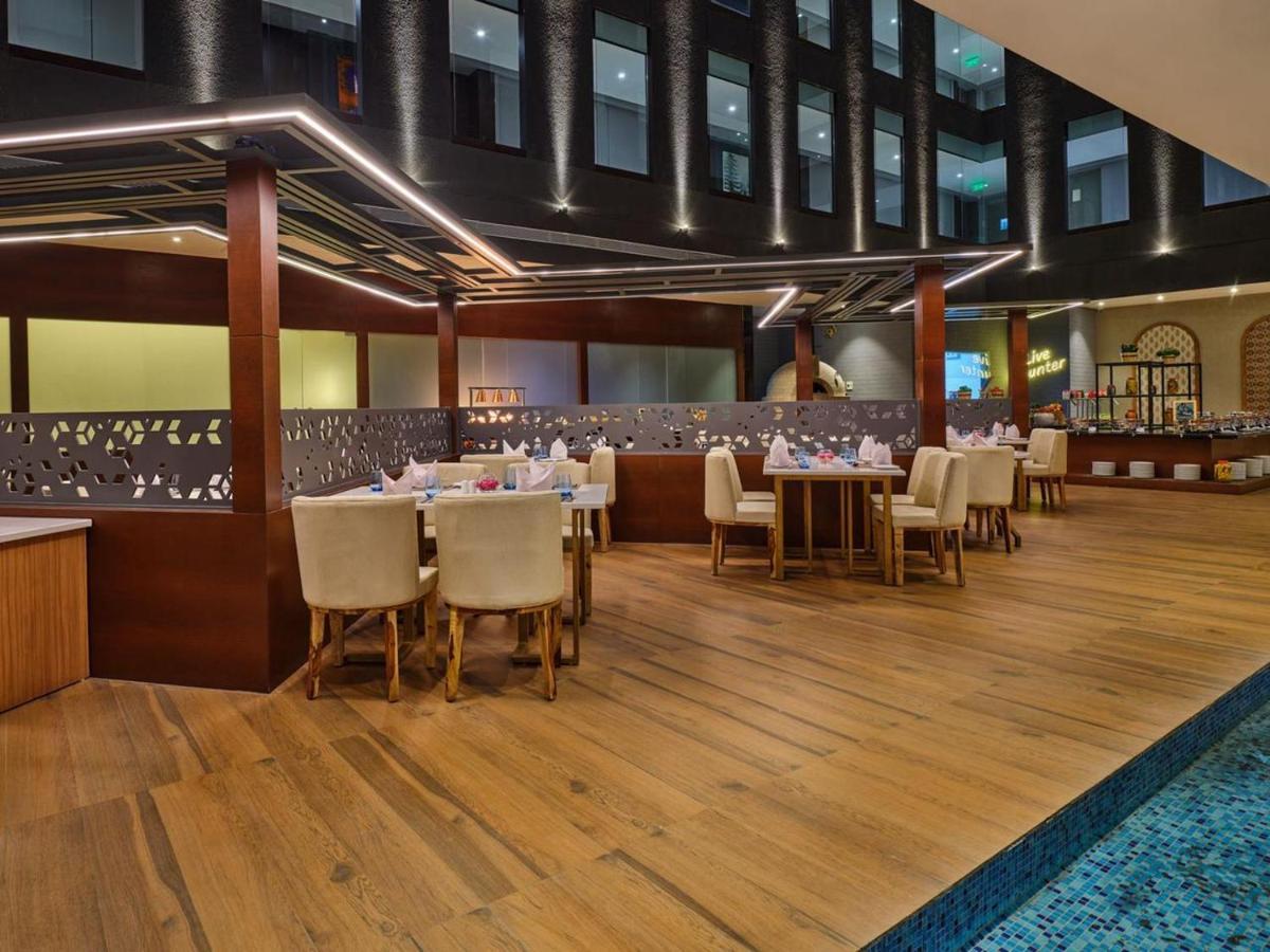 Essentia Luxury Hotel Indore Exteriör bild