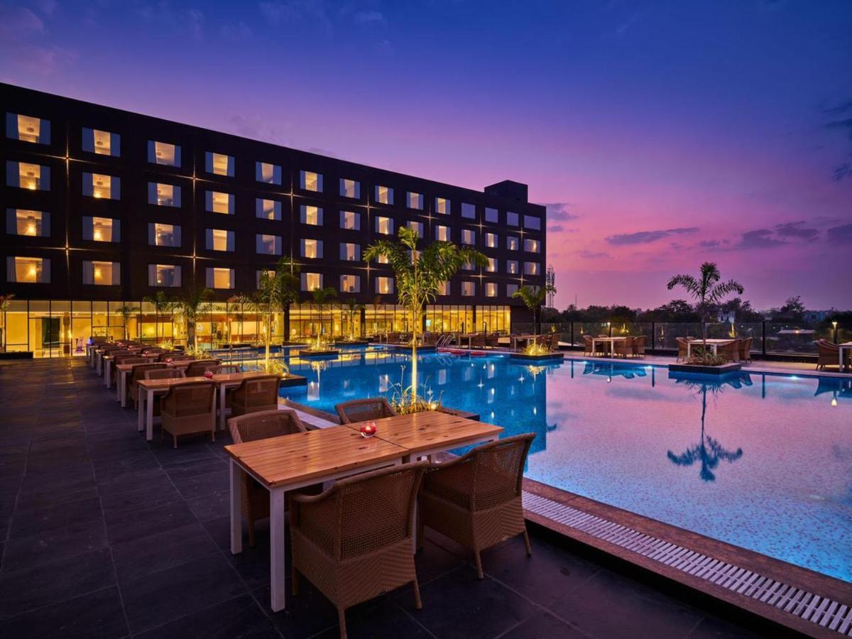Essentia Luxury Hotel Indore Exteriör bild