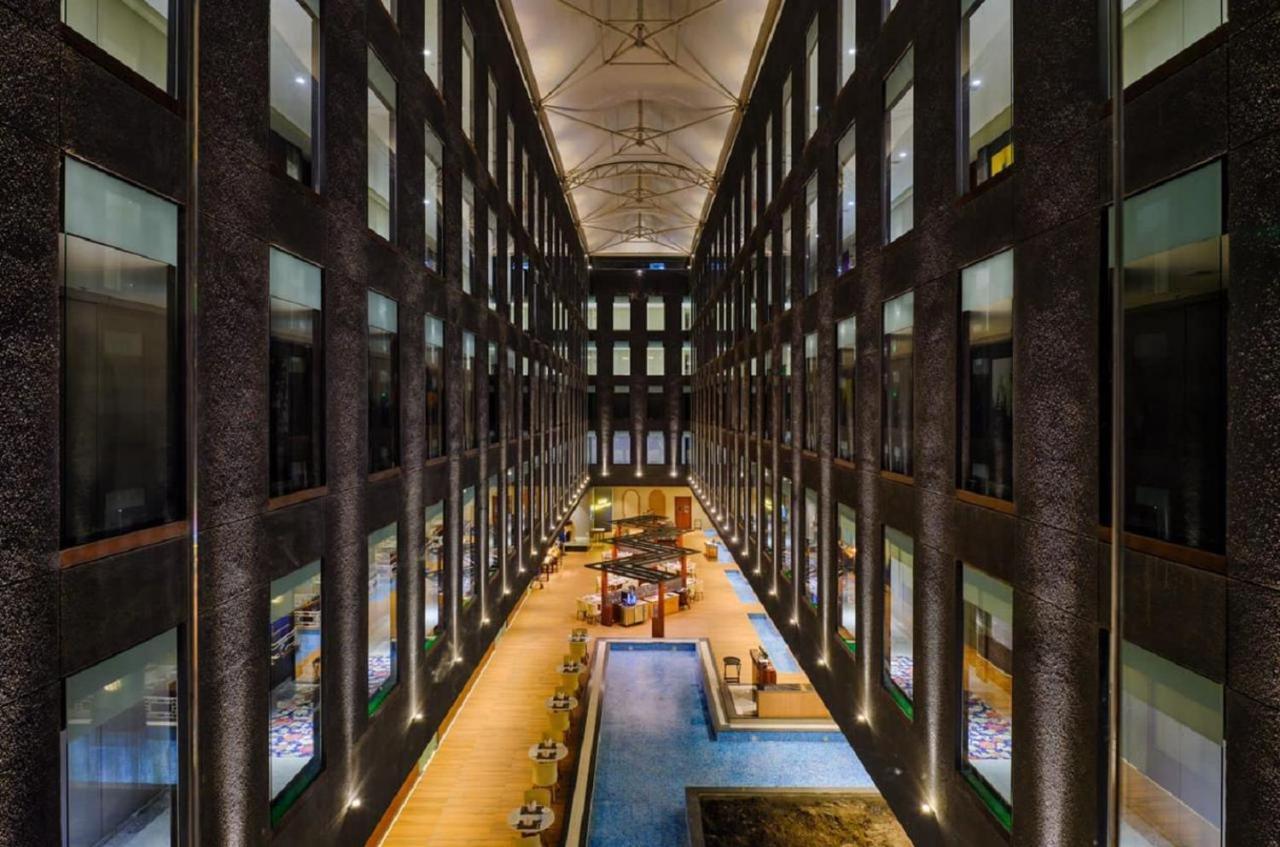 Essentia Luxury Hotel Indore Exteriör bild