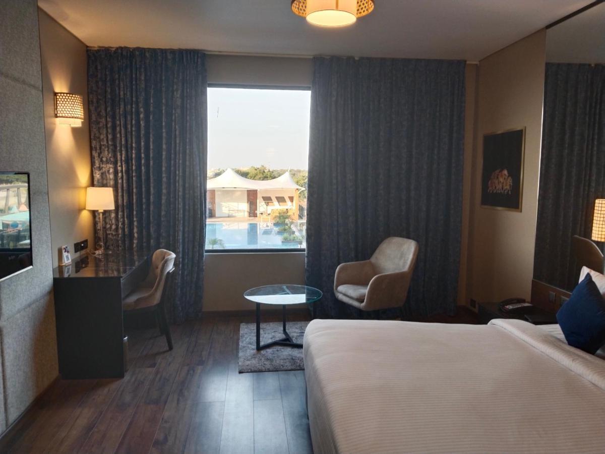 Essentia Luxury Hotel Indore Exteriör bild